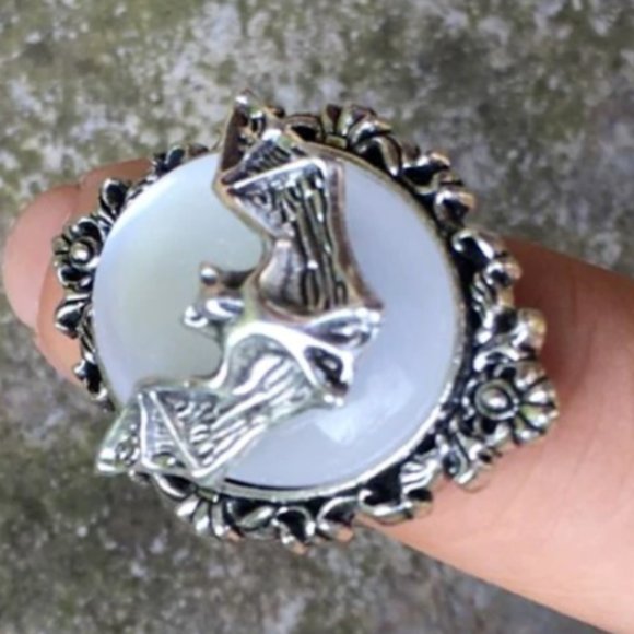 Baroque Vintage Jewelry - Gothic Bat in Flight White Cameo Ring